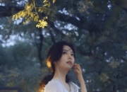 太美！章若楠穿白裙夕阳下漫步清纯又温柔