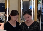 撞脸张柏芝女孩商场站台