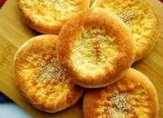 地方特色美食之“蒜香小馕饼”家常做法：丝路风味与现代厨房的碰撞