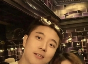 张丹峰携妻女游环球影城，11岁女儿气质优雅