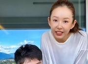 陈赫一家甜蜜出游：张子萱素颜状态好