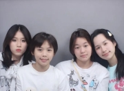 全红婵晒与队友大头贴合照
