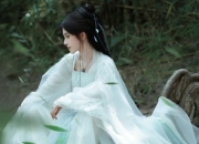 鞠婧祎竹林白衣造型路透，仙气飘飘引期待